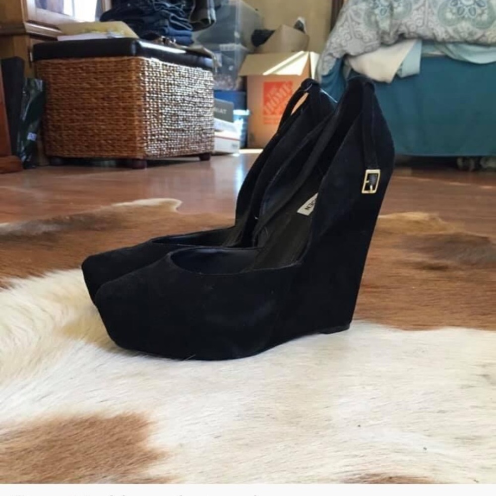 Steve Madden ‘Zenn’ Velvet Wedges